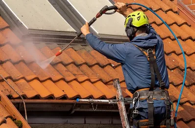 Démoussage et hydrofuge de toiture à Clastres